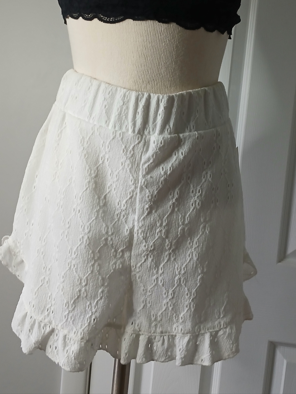 SO White Eyelet Ruffle Shorts. Size Large. New w/ Tags.